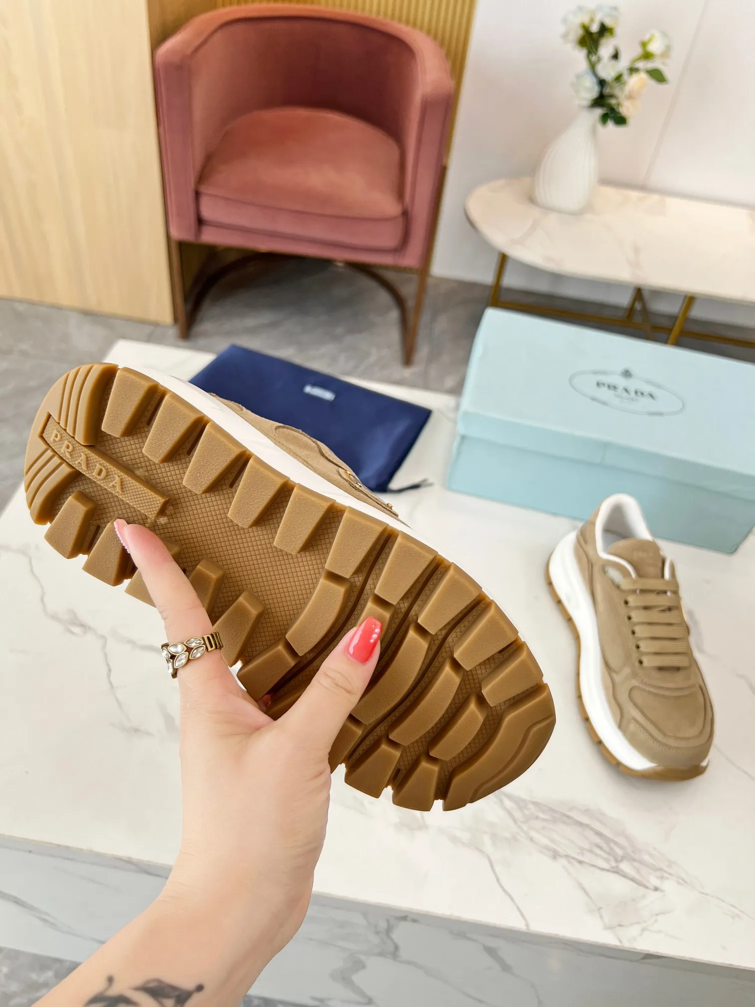 👟👟Ex-factory price 540👟👟 New couple model PRADA Prada 2024ss autumn and winter new moral training shoes casual shoes official fabric: imported suede upper, sheepskin lining, outsole suction mold, vacuum, ultra-light and wear-resistant, two-color non-slip bottom, code number: 35-45